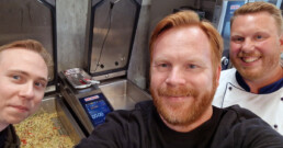 Storkökskonsulter tar en selfie med en kock hos en tillverkare av storköksutrustning